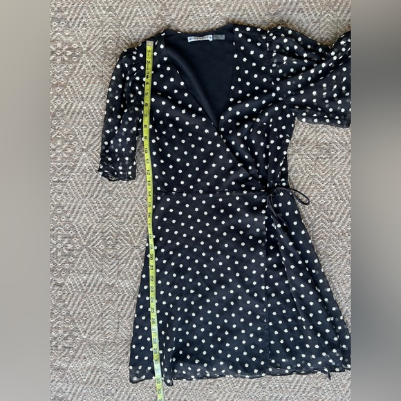 Alice & Olivia Sandra Embroidered Wrap Dress Black Daisy $400 Size 0 - Picture 7 of 9